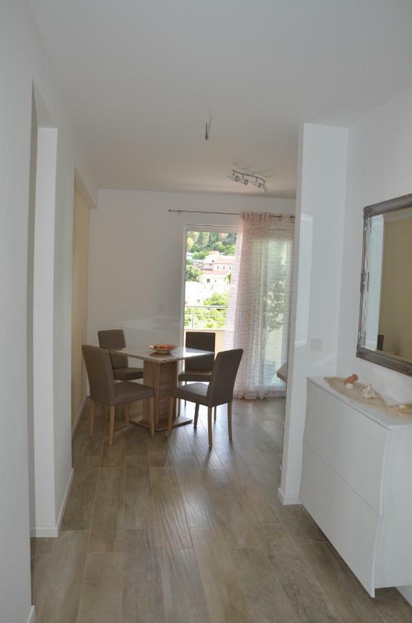 Apartments Lozina Drvenik  Bagian luar foto